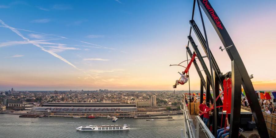 - une vue sur la ville depuis un bateau dans l'eau dans l'établissement Double bed room, à Utrecht