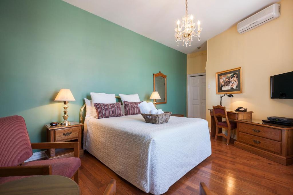 TV a/nebo společenská místnost v ubytování Hotel Chateau de l'Argoat