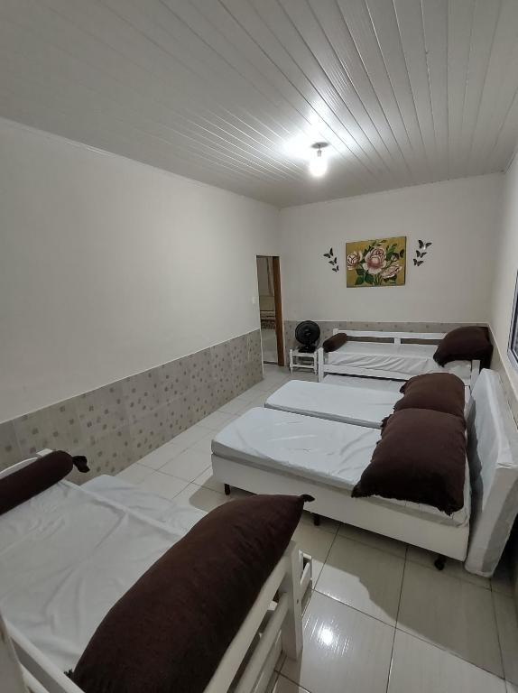 een slaapkamer met twee bedden in een kamer bij Casa com piscina in Peruíbe