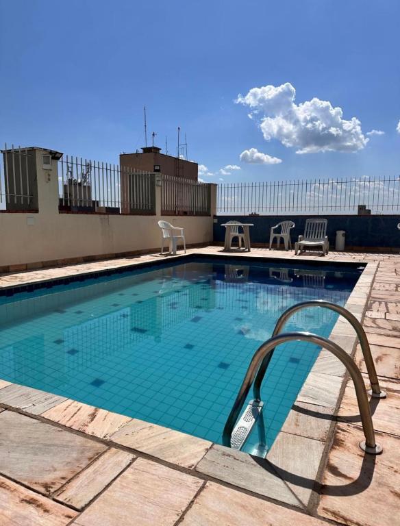 a swimming pool on top of a building at Flat Vintage in Ribeirão Preto