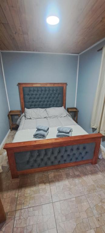 En eller flere senge i et værelse på Cabaña La Cruz del Sur