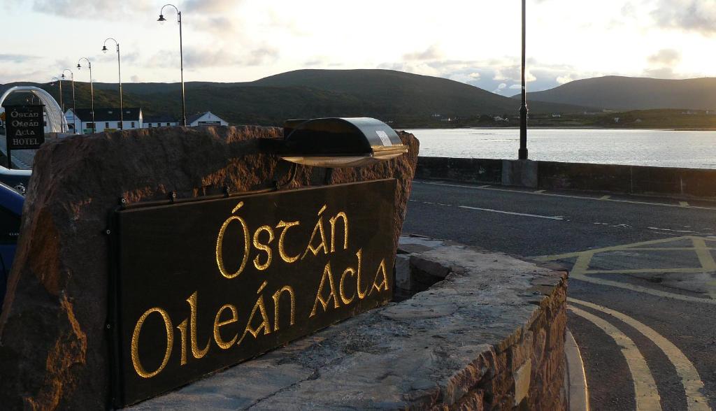 Achill SoundにあるÓstán Oileán Aclaの道路脇の海洋看板