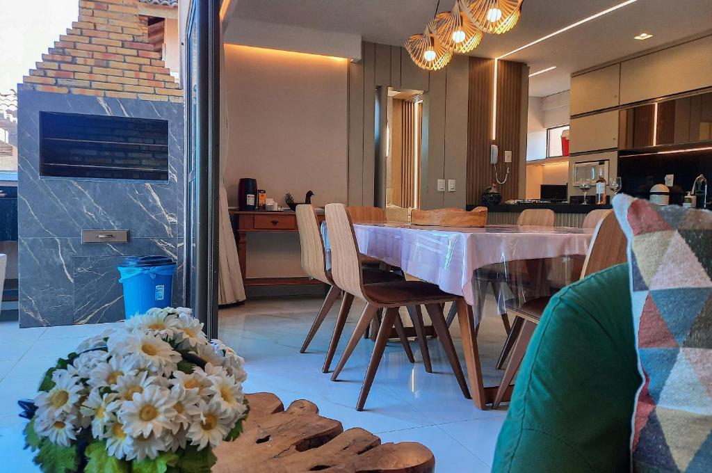 a kitchen and dining room with a table and chairs at Beverly Hills Cobertura Premium Vista Panorâmica in Mangabeira