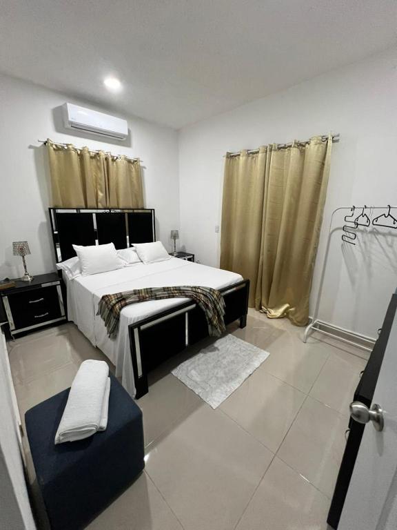 The Omelís House في سانتا باربرا دو سامانا: غرفة نوم بها سرير كبير في غرفة