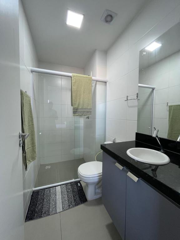 un bagno bianco con un water e un lavandino di Studio Westfit maior espaço a Mossoró