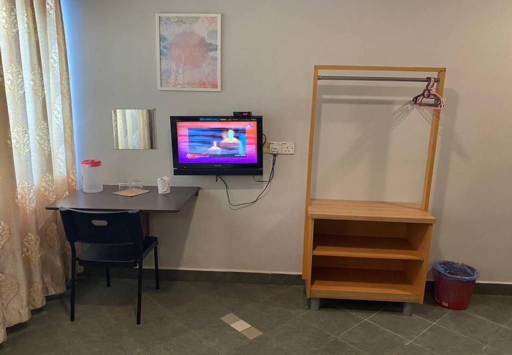 TV a/nebo společenská místnost v ubytování Hotel Harbour Inn