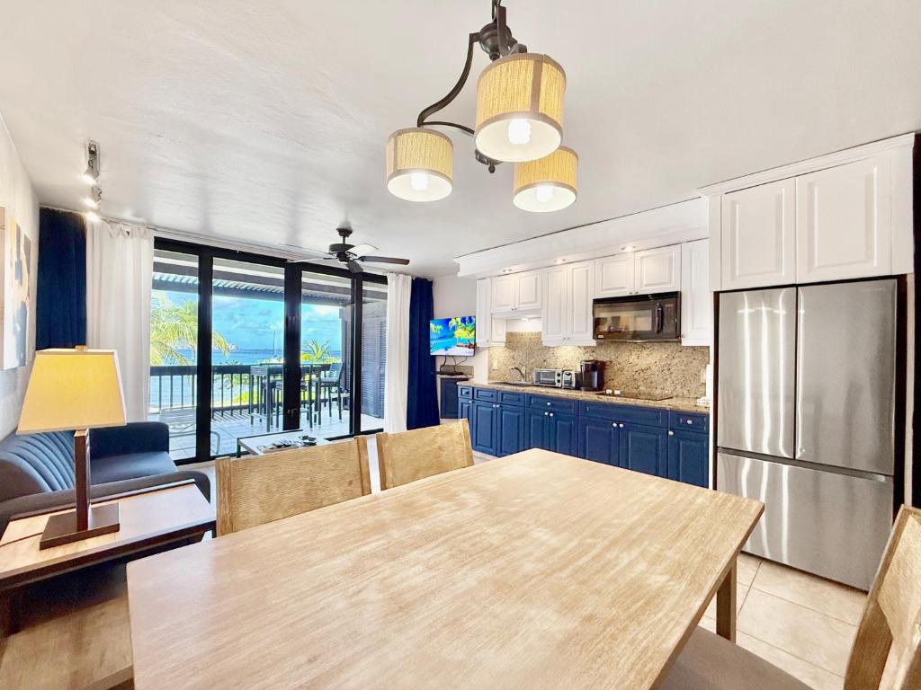 Kuchyň nebo kuchyňský kout v ubytování Sapphire Beach Beachfront Condo Free Wi - Fi! - Save!