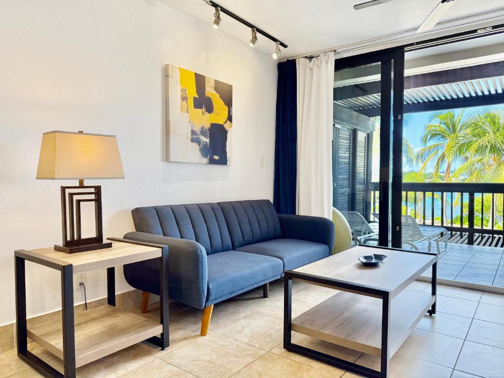 Posezení v ubytování Sapphire Beach Beachfront Condo Free Wi - Fi! - Save!