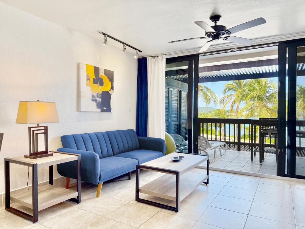 Posezení v ubytování Sapphire Beach Beachfront Condo Free Wi - Fi! - Save!
