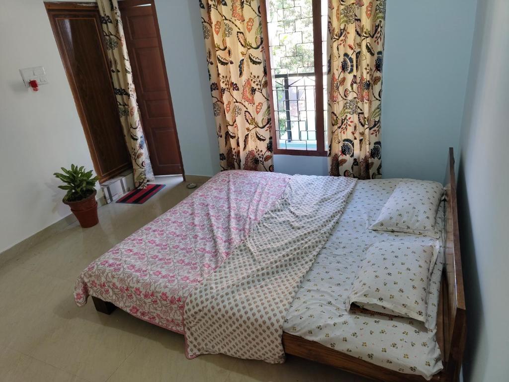 Postel nebo postele na pokoji v ubytování Tales of Guwahati IV 1BHK - AC extra 200