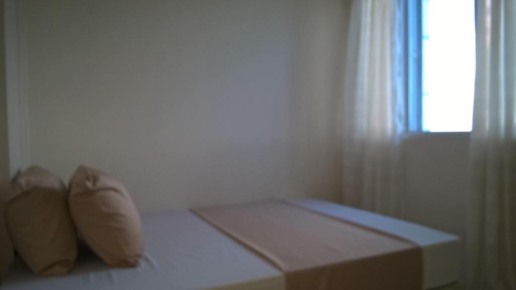 Camera con un letto, una finestra e 2 cuscini di Studio Deluxe Apartment in Princeton Residences a Manila