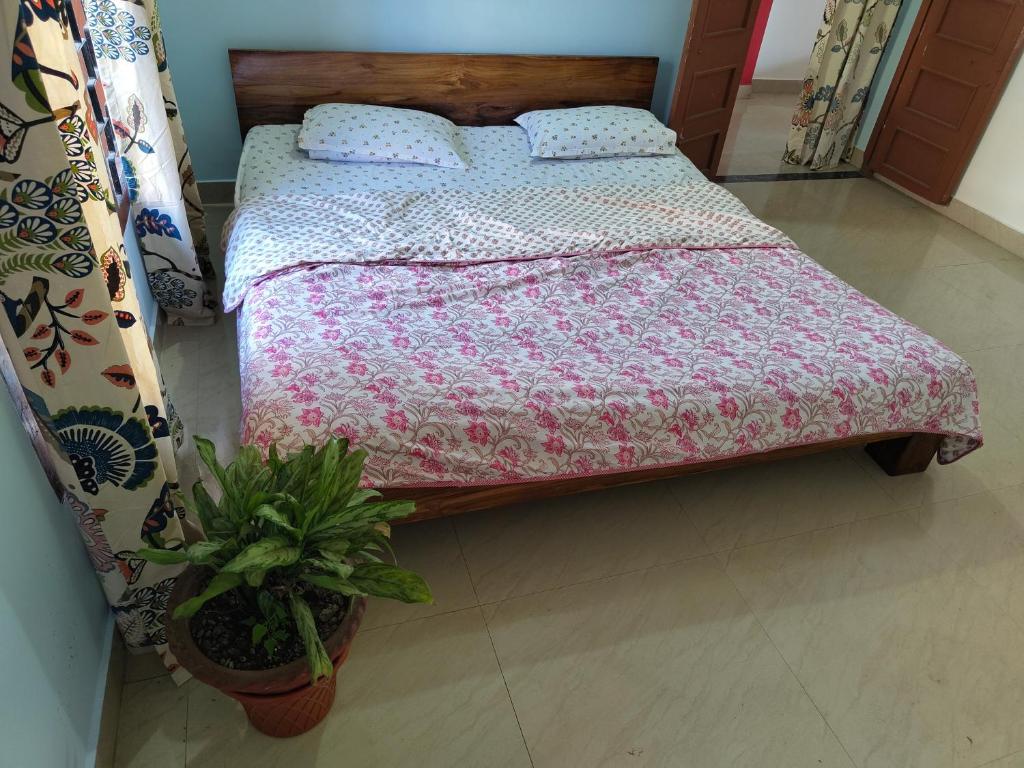 Postel nebo postele na pokoji v ubytování Tales of Guwahati IV 1BHK - AC extra 200