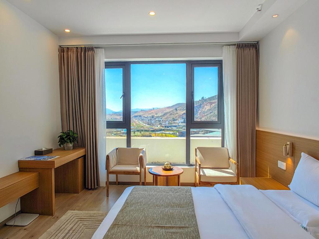 Nespecifikovaný výhled na hory nebo výhled na hory při pohledu z hotelu
