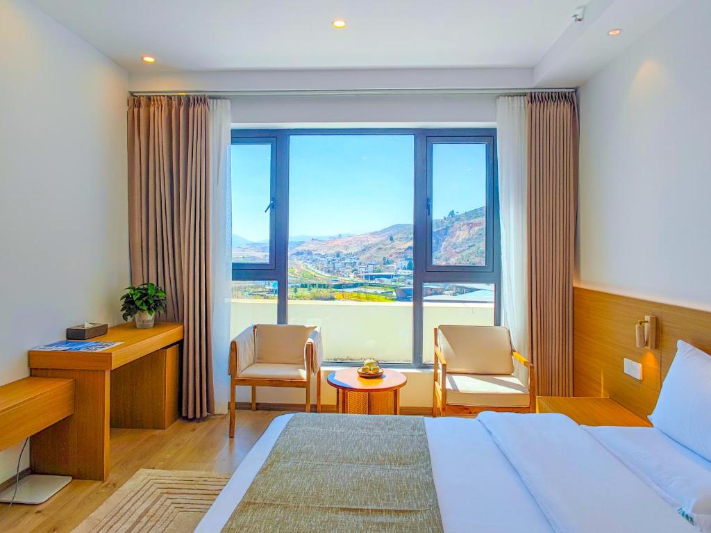 Nespecifikovaný výhled na hory nebo výhled na hory při pohledu z hotelu