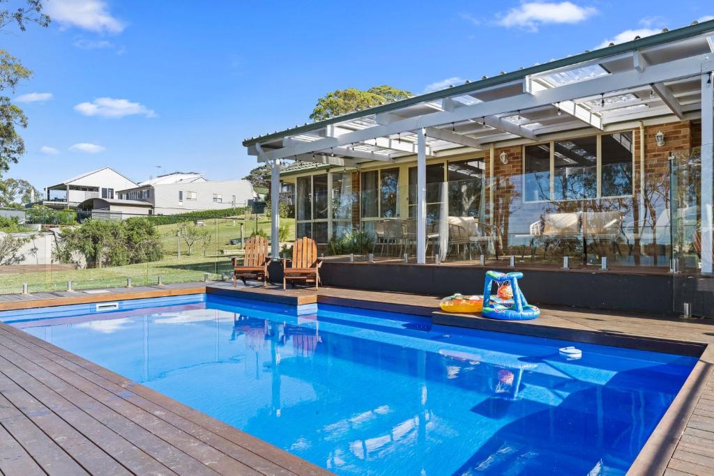 Πισίνα στο ή κοντά στο Waterfront Paradise Lodge Brightwaters
