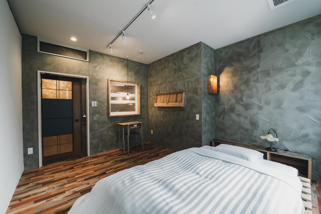 Postel nebo postele na pokoji v ubytování Kotori Coworking & Hostel Takamatsu