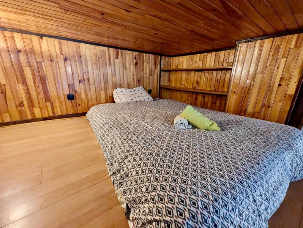 une chambre avec un lit dans une cabane en bois dans l'établissement Studio Montagne - Calme, Tout Equipé proche Centre, à Grenoble