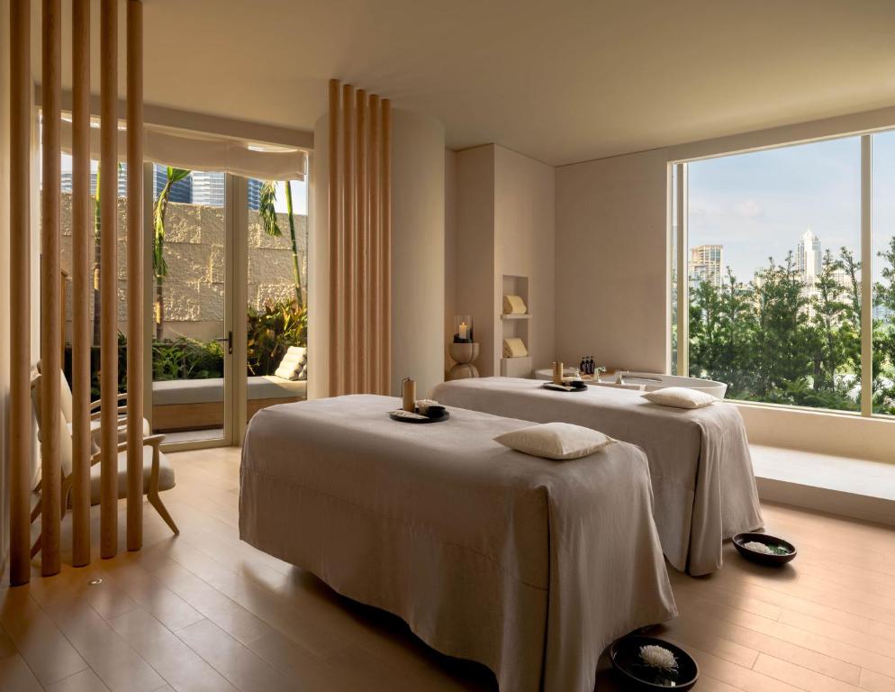 Giường trong phòng chung tại Dusit Thani Bangkok