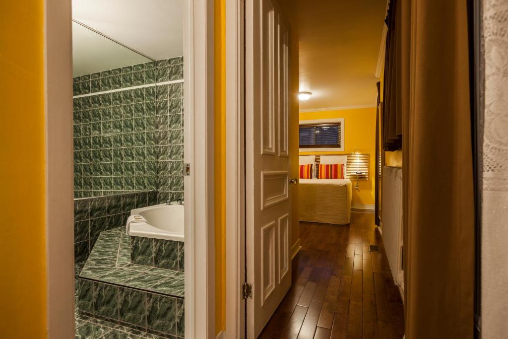 Postel nebo postele na pokoji v ubytování Hotel Chateau de l'Argoat