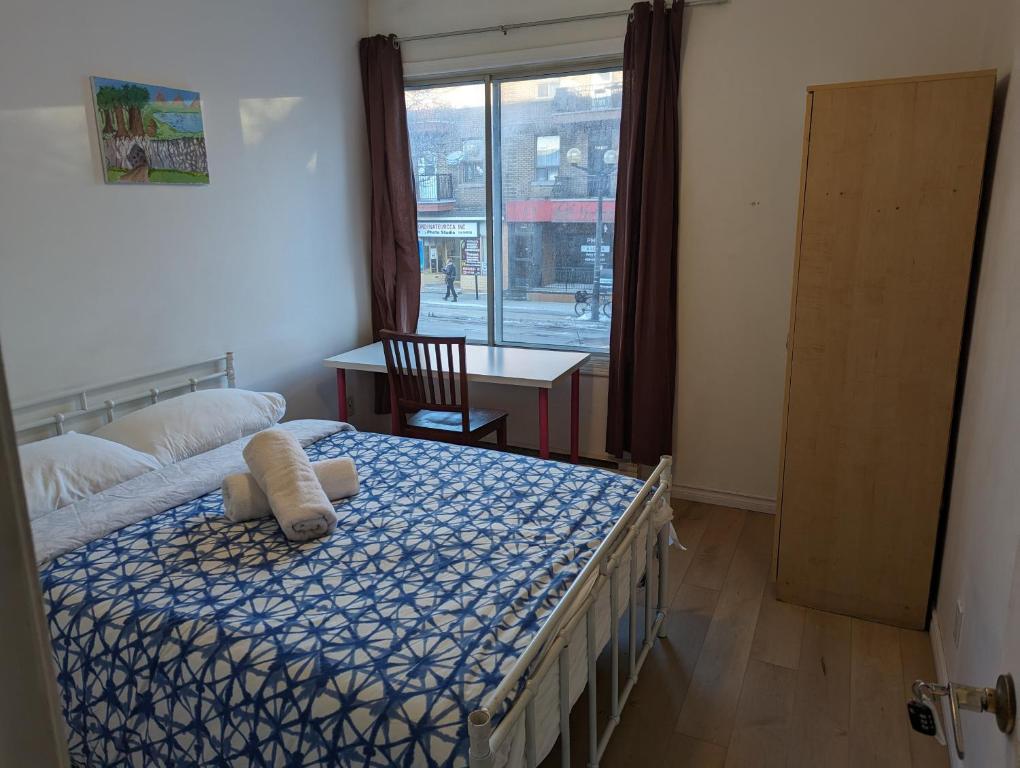 Postel nebo postele na pokoji v ubytování Harmony room near Metro Monk station with Self Check-in