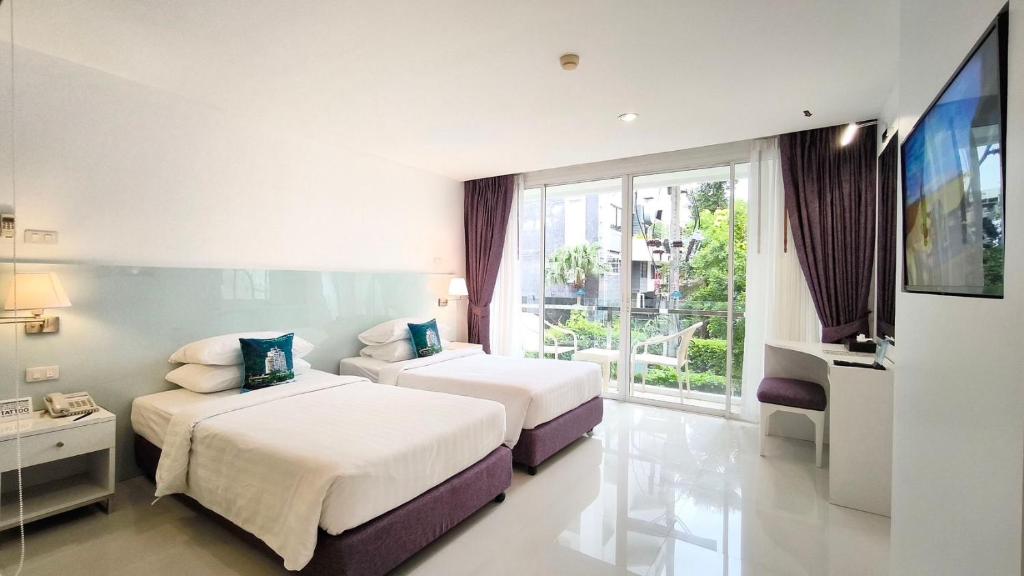 Postel nebo postele na pokoji v ubytování Andaman Beach Suites Hotel, Patong Phuket