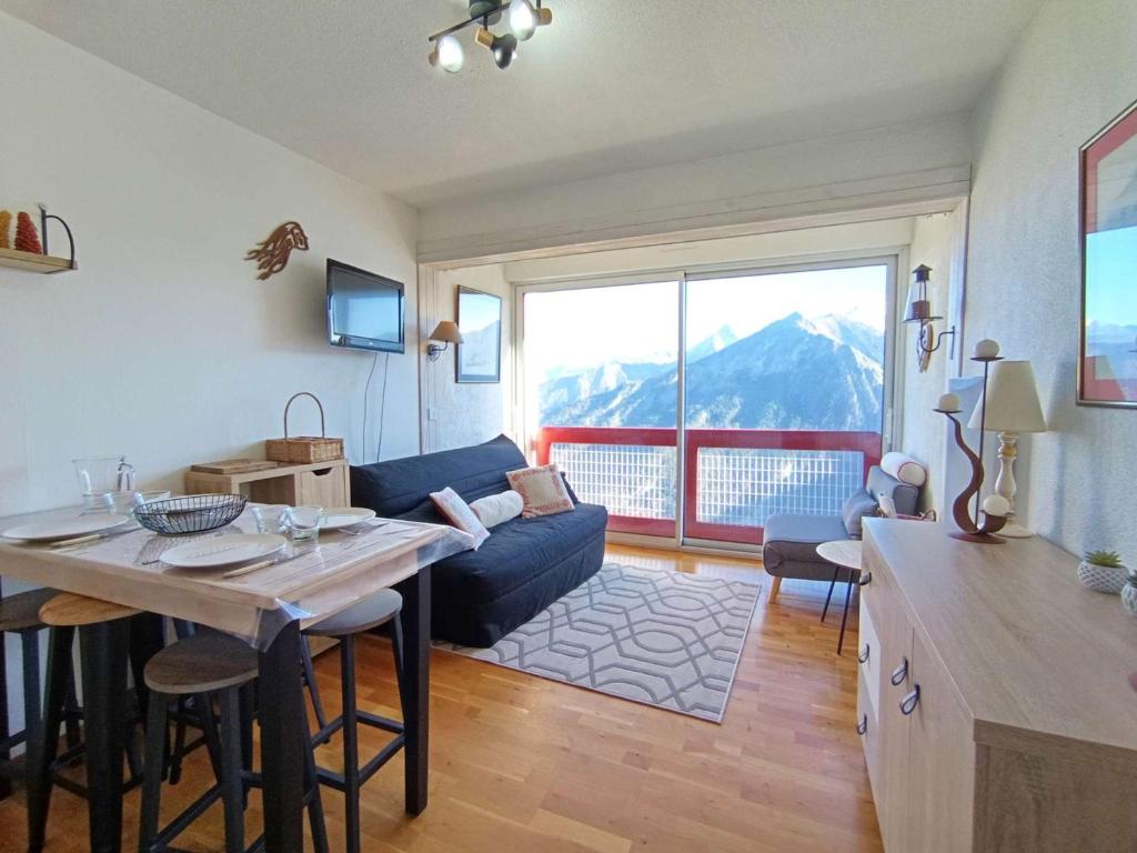 un salon avec un canapé et une table dans l'établissement Studio 4 personnes avec balcon à Saint-Lary-Soulan - FR-1-457-361, à Saint-Lary-Soulan