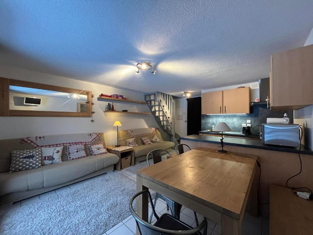 un salon avec un canapé et une table dans l'établissement Duplex moderne à Châtel, 2 chambres, garage privé - FR-1-198-269, à Châtel