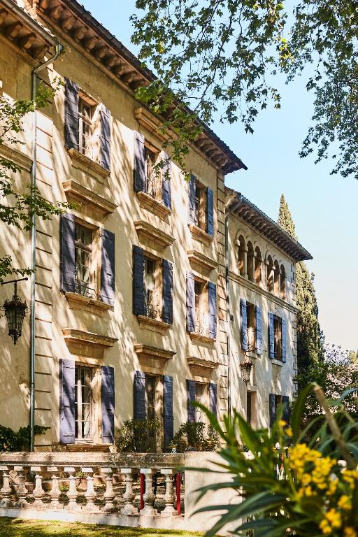 - un grand bâtiment avec des fenêtres sur le côté dans l'établissement Fontclaire en Provence, à Uchaux