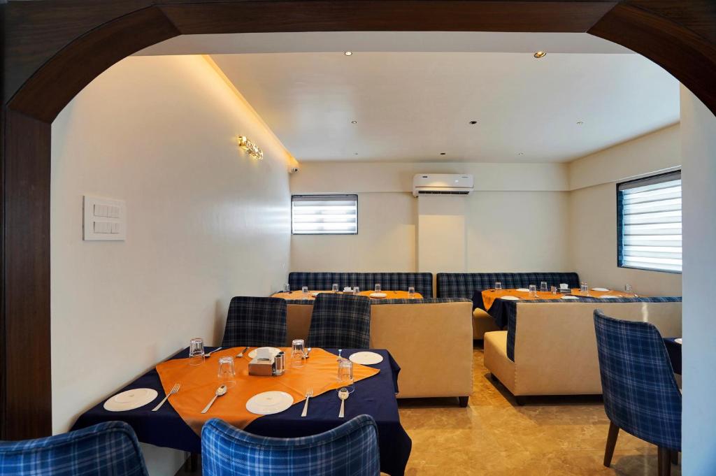 Posezení v ubytování Hotel Everest Regency Pune
