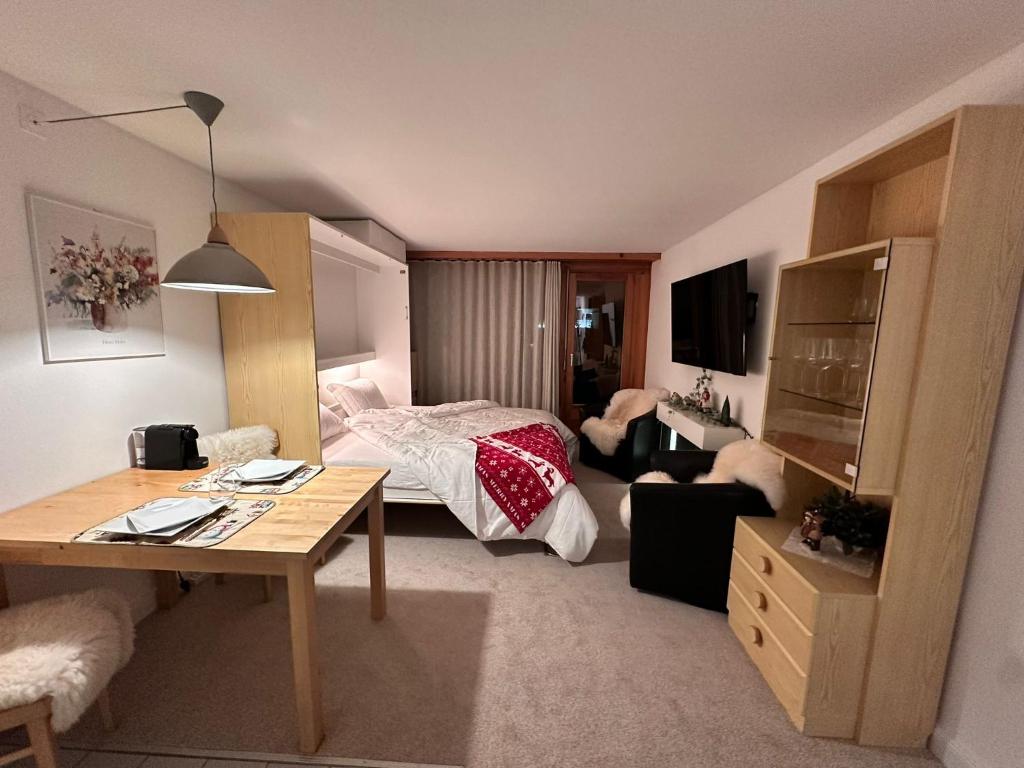 Postel nebo postele na pokoji v ubytování Davos Mountain View Studio 200 m Skilift Parsenn