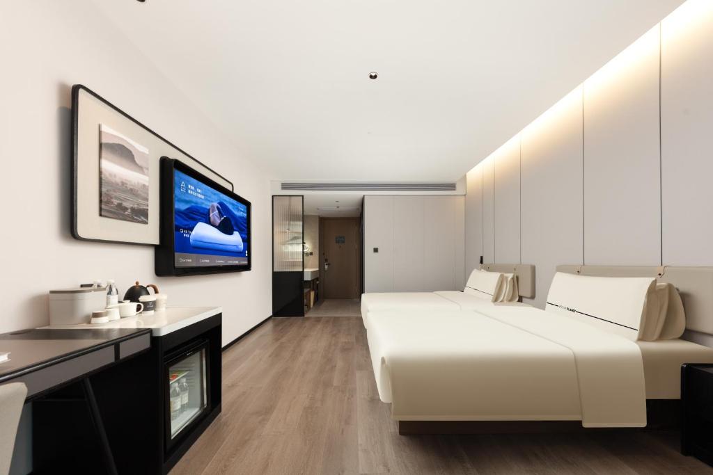 TV a/nebo společenská místnost v ubytování Atour Hotel Wuxi Taikeyuan Zhenze Road