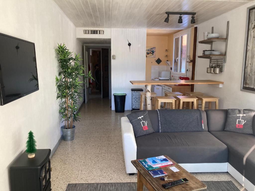 a living room with a couch and a table at L'appart de Serre Che in La Salle Les Alpes