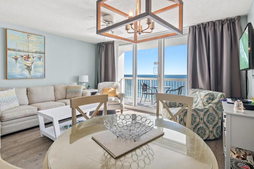 Posezení v ubytování Just Updated - Beachfront Ocean view, 19th Floor