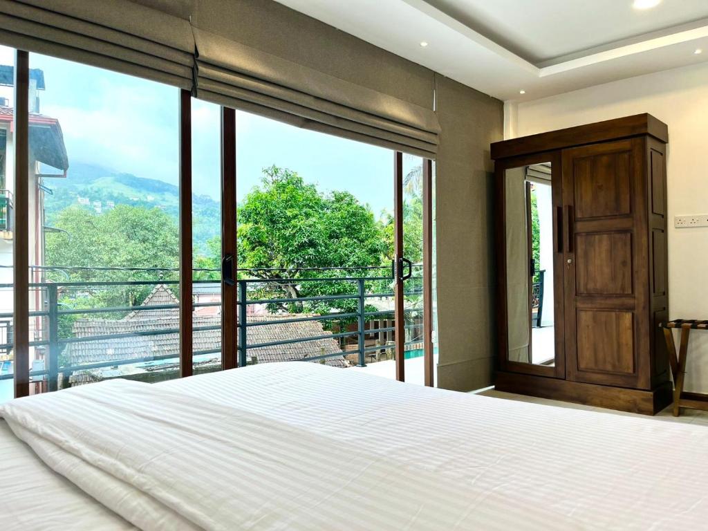 Postel nebo postele na pokoji v ubytování Kandy Breeze City Hotel