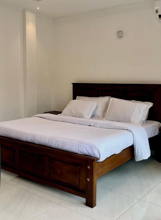 Postel nebo postele na pokoji v ubytování Kandy Breeze City Hotel