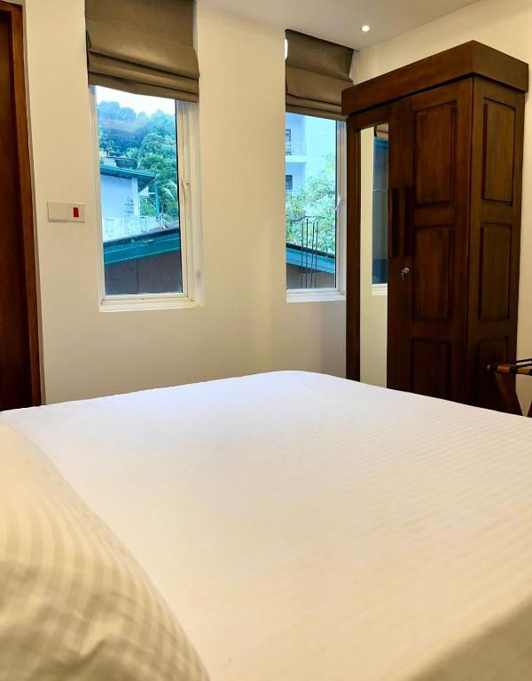 Postel nebo postele na pokoji v ubytování Kandy Breeze City Hotel