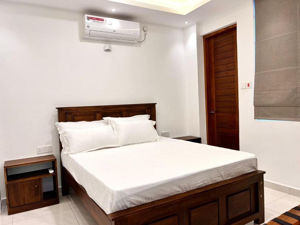 Postel nebo postele na pokoji v ubytování Kandy Breeze City Hotel