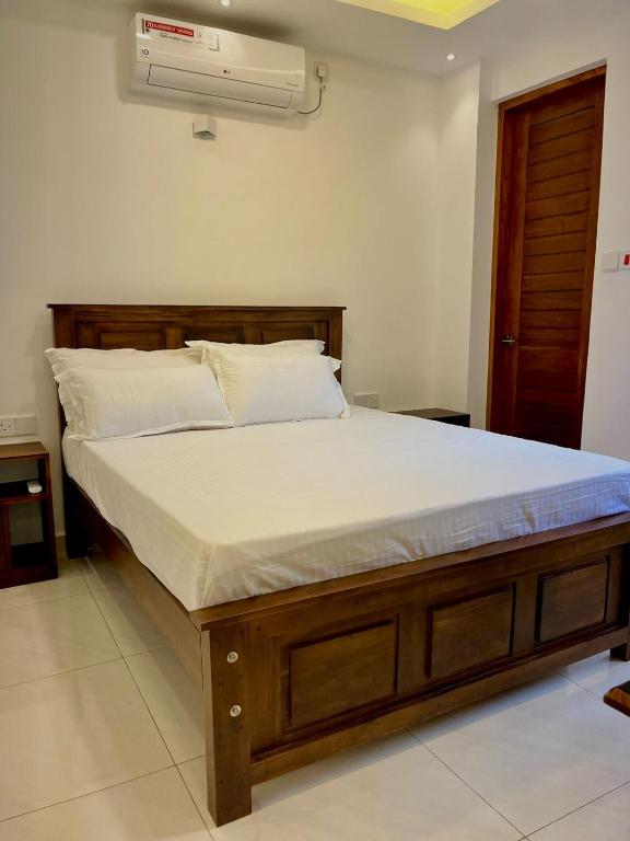Postel nebo postele na pokoji v ubytování Kandy Breeze City Hotel