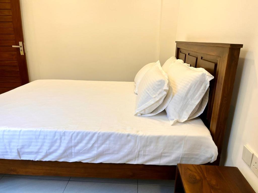 Postel nebo postele na pokoji v ubytování Kandy Breeze City Hotel