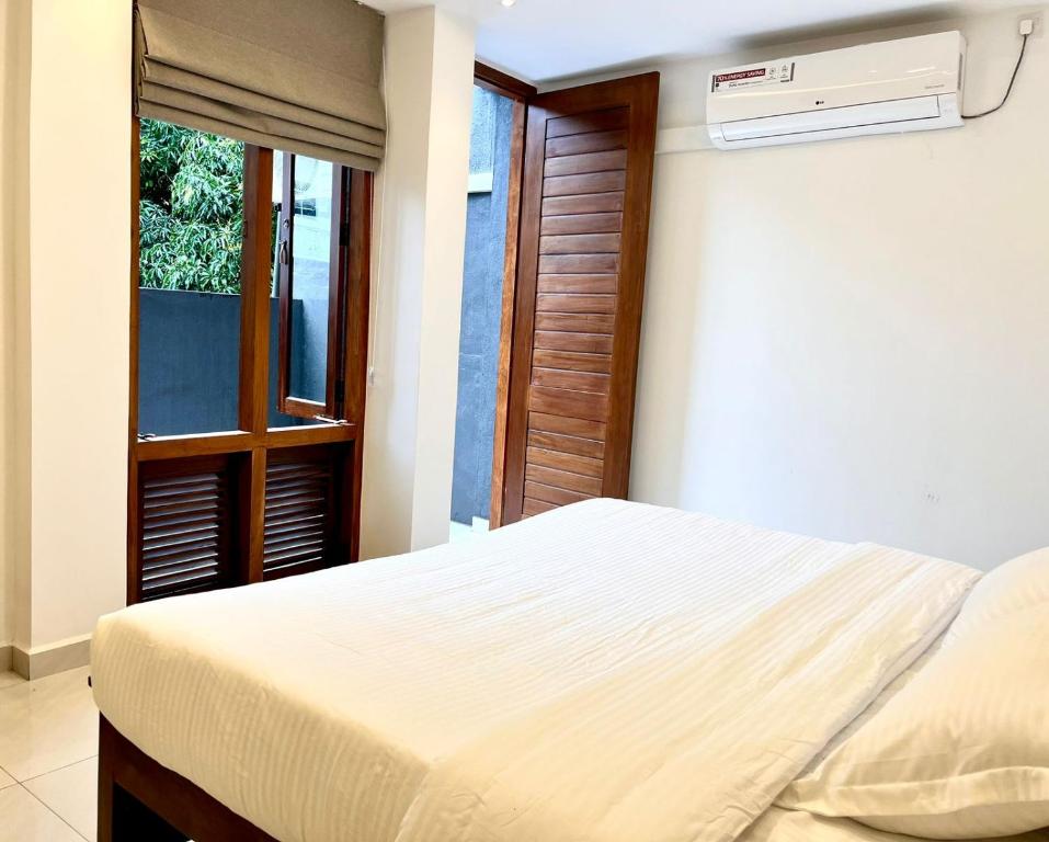 Postel nebo postele na pokoji v ubytování Kandy Breeze City Hotel