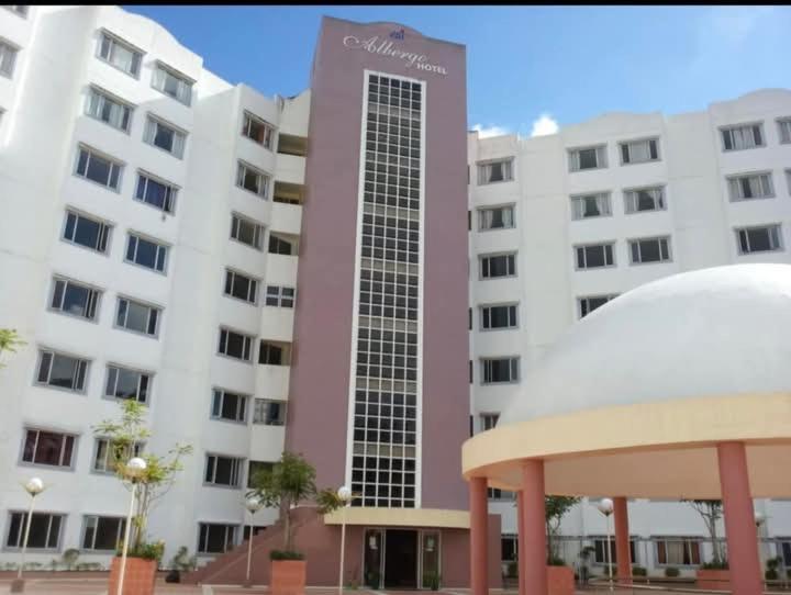 Un edificio alto y blanco con un cartel. en Your Home Near Tourist Spots, en Baguio
