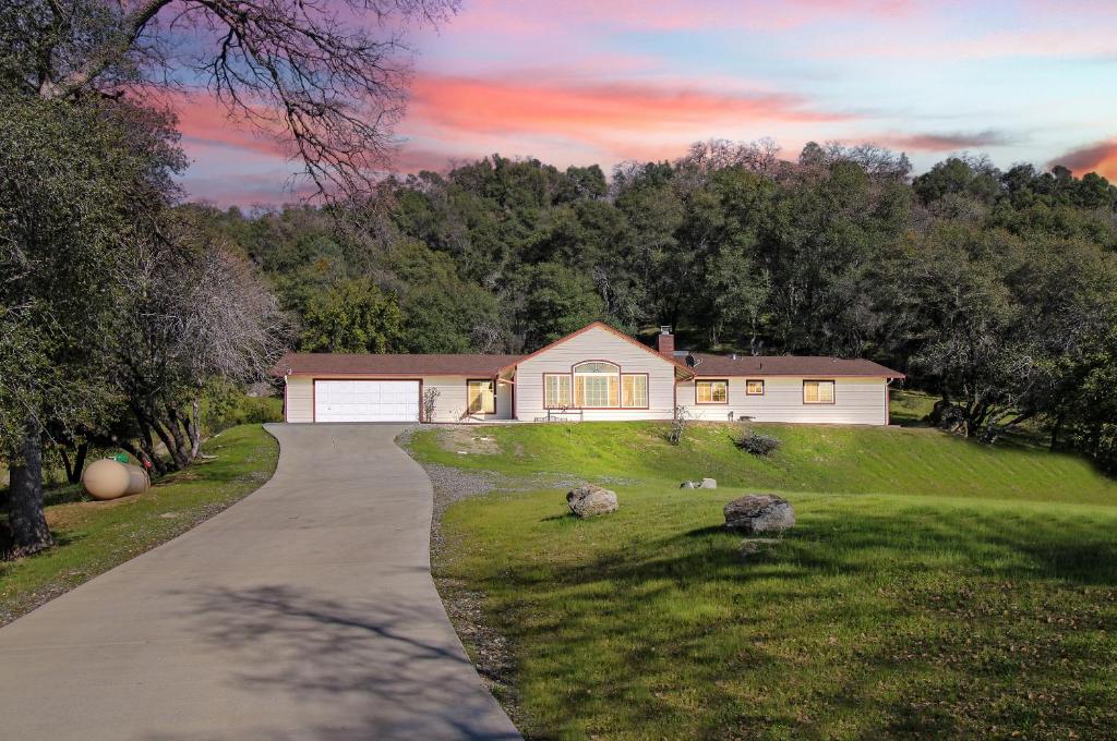 ein Haus mit einer Auffahrt davor in der Unterkunft Villa near Yosemite & bass lake w/Hot Tub/EVcharge in Oakhurst