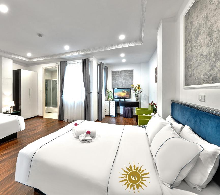 Postel nebo postele na pokoji v ubytování Golden Sun Hotel