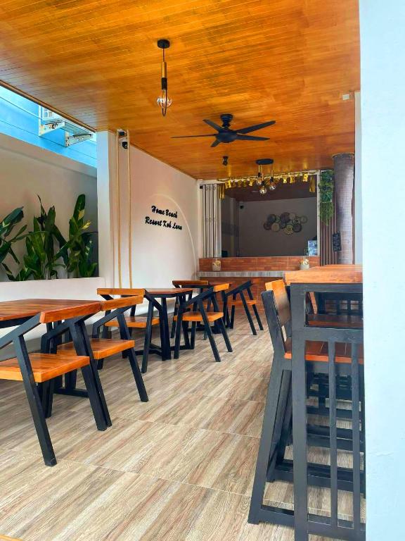 Restaurace v ubytování Homebeach Resort เกาะล้าน
