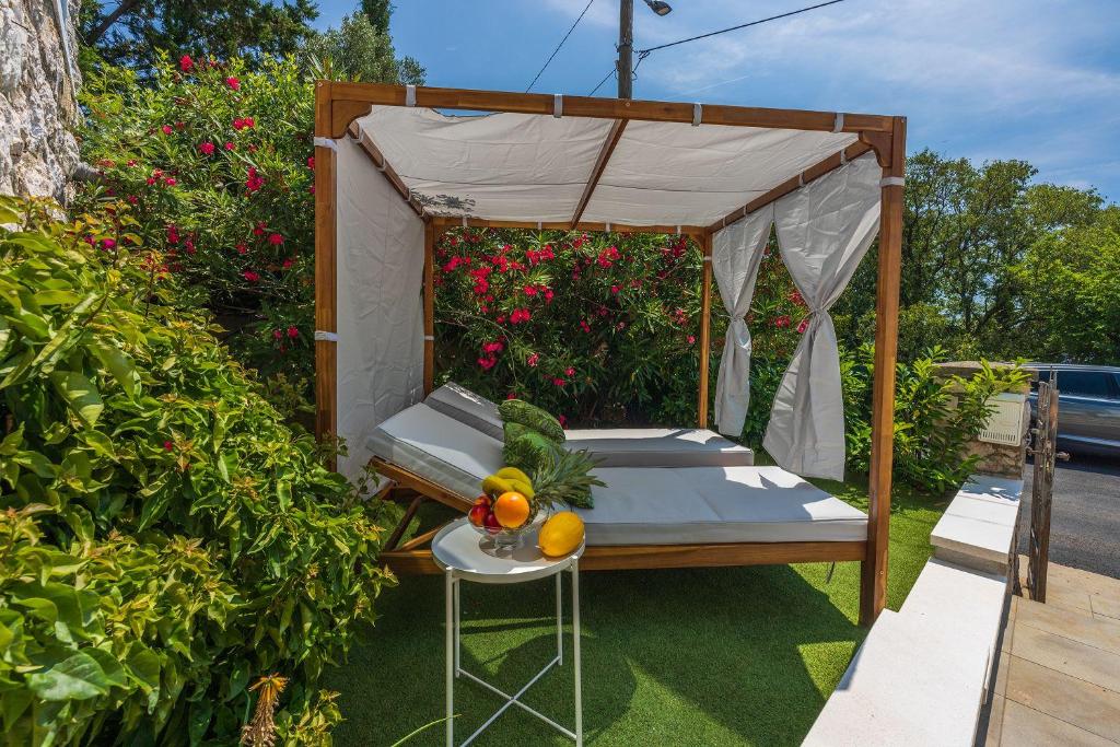 Malerisches Apartment direkt am Strand mit Lounge-Bett, Privatparkplatz, Klima, WiFi