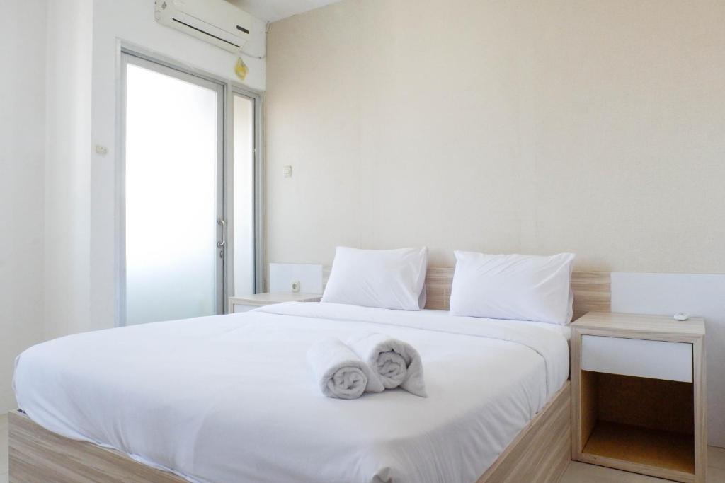 Postel nebo postele na pokoji v ubytování Best Value 1BR at Twin Tower Apartment By Travelio