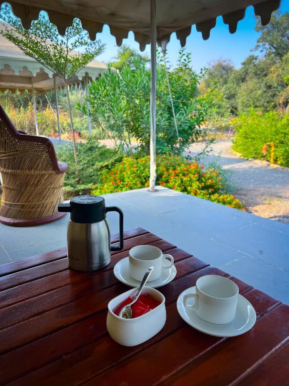 Příslušenství pro přípravu čaje a kávy v ubytování Dera Jawai - Best Safari Lodge in Jawai Bandh