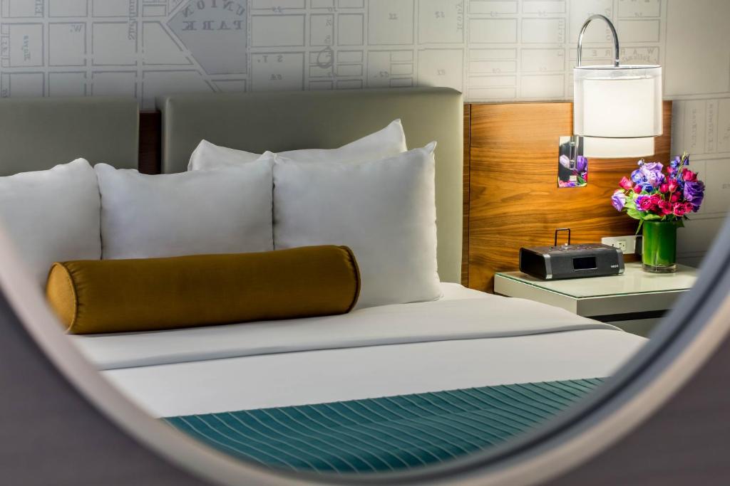Postel nebo postele na pokoji v ubytování Kinzie Hotel