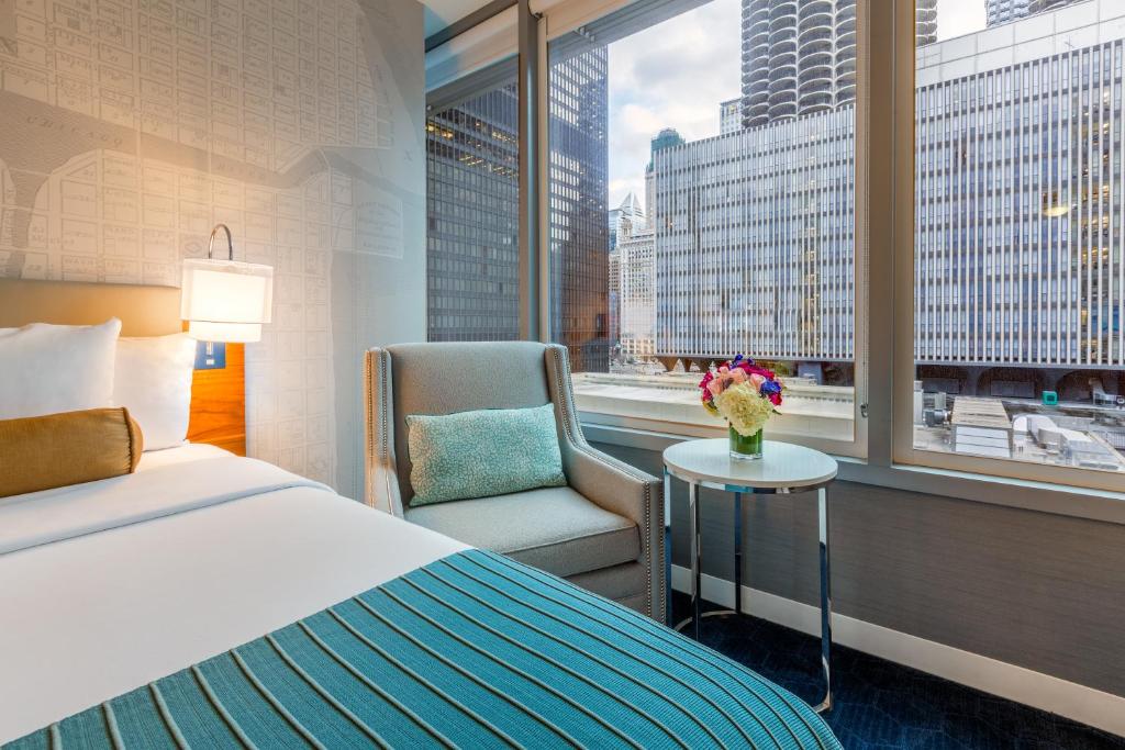 A bed or beds in a room at Kinzie Hotel