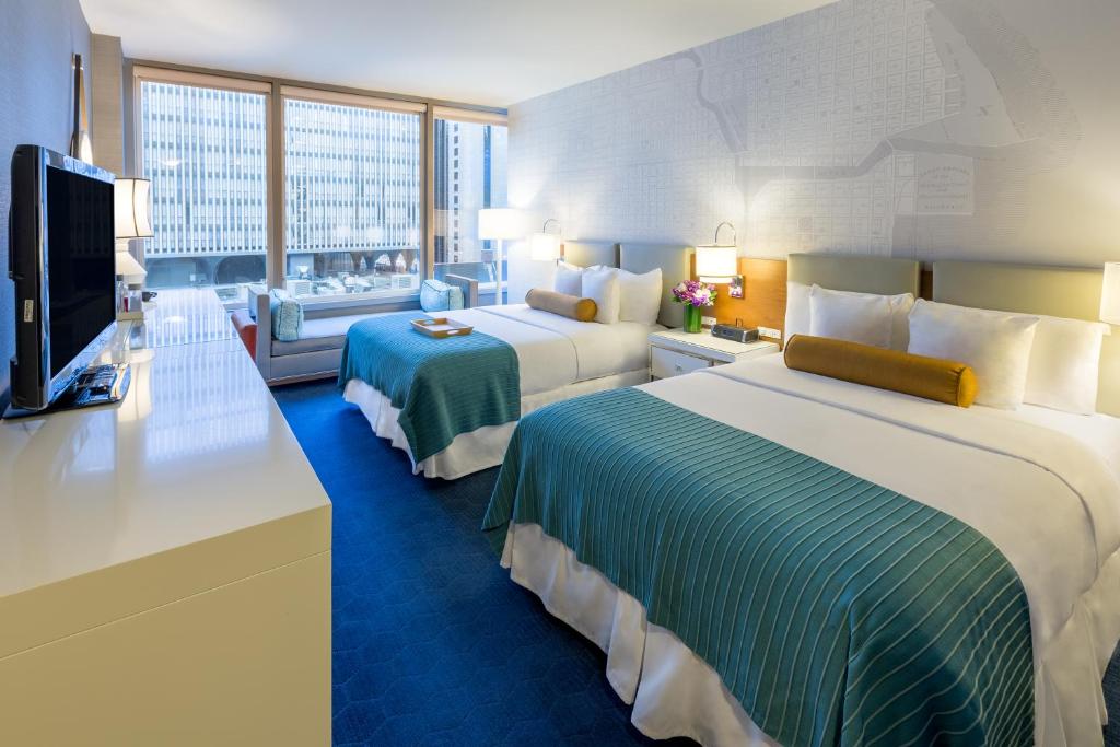 Postel nebo postele na pokoji v ubytování Kinzie Hotel